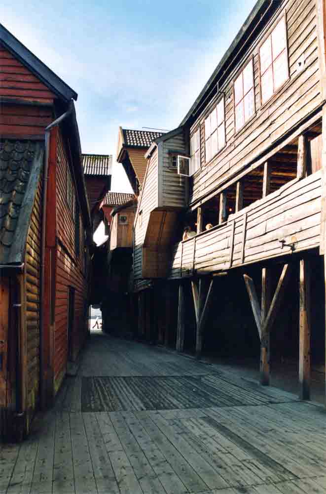 Noruega 019 - Bergen - muelle de Bryggen - 2001.jpg